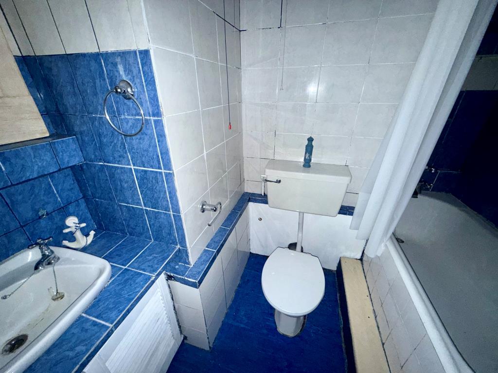 Lot: 105 - FLAT WITH SEA VIEWS - Bathroom with W.C.